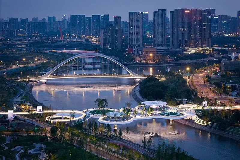 成都漂浮公園，一座橋，九種風景